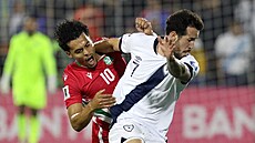 Denzel Jubitana (vlevo) ze Surinamu a Aaron Herrera z Guatemaly bojují o mí�.