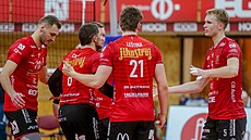 eskobudjovití volejbalisté se povzbuzují.