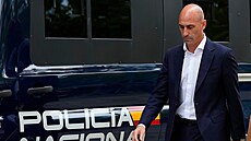 Luis Rubiales krá�í z budovy madridského národního soudu.