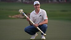 Matt Fitzpatrick s trofejí pro vítze turnaje World Tour Golf Championship v...