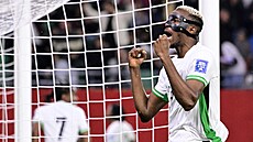 Nigerijský fotbalista Victor Osimhen slaví gól.