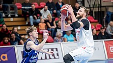 Martin Kí z Nymburka míí s míem ke slávistickému koi, sleduje ho Matyá...