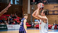 Wesley Dreamer z Nymburka st�ílí na ko� Slavie.