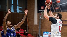 Jaromír Boha�ík z Nymburku st�ílí na slávistický ko�, brání ho Rubin Jones.