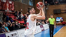 J. T. Shumate z Nymburka st�ílí za t�i.