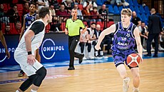 Matyá� Je�ek ze Slavie úto�í v zápase s Nymburkem, hlídá ho Jaromír Boha�ík.