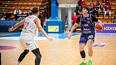 Mat�j Dá�a ze Slavie u mí�e na nymburské palubovce, hlídá ho Wesley Dreamer.