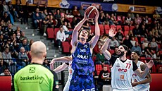 Petr Machá� ze Slavier atakuje nymburský ko�, brání ho Vojt�ch Hruban.