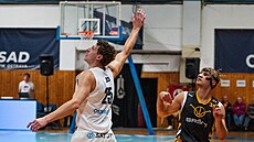 Elias Cato (vlevo) z Ostravy a Vojt�ch Sýkora z Písku sledují mí�.