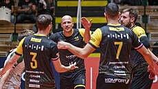 Brn�n�tí volejbalisté se radují.
