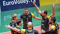 Brnntí volejbalisté se radují.