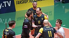 Brn�n�tí volejbalisté se radují.