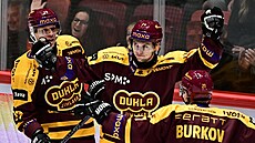 Jihlavtí hokejisté slaví gól.
