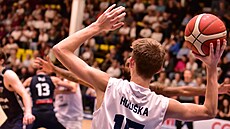 Marek Hou�ka v dresu D��ína v zápase s USK Praha