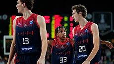 Brnntí basketbalisté Adam Kejval (13), Ross Williams (33) a Jacob Groves (20)