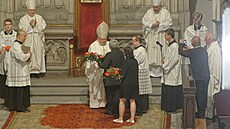 Milada Fejtková p�eje kardinálu Dukovi k 25 rok�m od biskupského sv�cení...