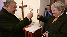 Milada Fejtková a kardinál Dominik Duka p�i oslav� 25 let od jeho biskupského...