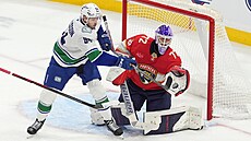 Linus Karlsson (Vancouver) se sna�í te�ovat puk p�ed gólmanem Sergejem...