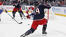 Adam Fantilli, úto�ník Columbusu, pálí na branku montrealského gólmana Jakuba...