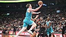 Nová�ek Kon Knueppel (Charlotte) nají�dí na ko� Toronta.