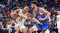 Bryce McGowens (New Orleans) si kryje mí� p�ed Chetem Holmgrenem (OKC).