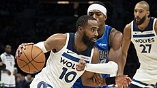 Minnesotský rozehráva� Mike Conley v utkání proti Dallas Mavericks.