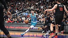 Immanuel Quickley (Toronto) jen p�ihlí�í, jak mu LaMelo Ball (Charlotte) s...