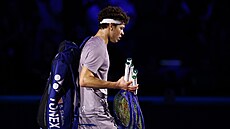 Ben Shelton opou�tí kurt po porá�ce na Turnaji mistr�.