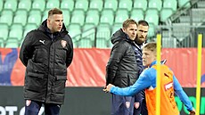 Reprezentaní kou Jaroslav Köstl (vlevo) sleduje trénink národního mustva na...