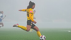 Laura Freyová (YB Bern) se chystá k pihrávce.