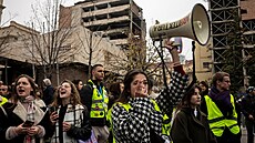 Tisíce lidí ve st�edu v B�lehrad� symbolicky vytvo�ily lidský �tít kolem...