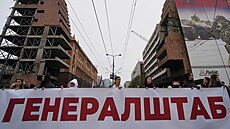 Tisíce lidí ve st�edu v B�lehrad� symbolicky vytvo�ily lidský �tít kolem...