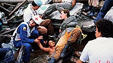 Omayra Sanchézová je uv�zn�ná ve vod� pod troskami vlastního domu. O �ivot...