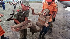 Záchranáři pomáhají obětem výbuchu sopky Nevado del Ruíz. (14. listopadu 2025)