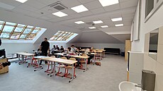 Studenti hradecké zdravotnické koly se u uí v nových odborných uebnách....