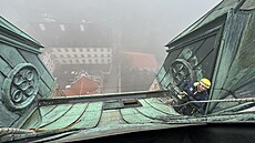 Pracovníci specializované firmy instalují nové osvtlení na vrcholu klatovské...