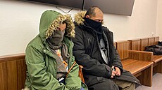 Obalovaná dvojice u Okresního soudu Plze-msto. Své oblieje si kryli...