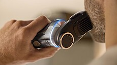 Se zast�ihovacím h�ebenem, který je sou�ástí balení Philips i9000 Prestige...