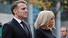 Francouzský prezident Emmanuel Macron a jeho man�elka Brigitte stojí v úct�...