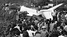 Místní pozorují nehodu. Utr�ená ocasní �ást, je� z�stala na most� je tém��...