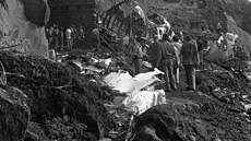 Scéna pádu letounu. Ocasní �ástí narazil nejd�íve do mostu a odlomený p�edek se...