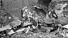 Nejv�t�í �ást trupu na pob�e�í. Trosky zcela zni�il po�ár.