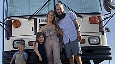 Monica Mathesonová a Joe Bach z Chicaga se rozhodli zmnit ivot. Prodali...