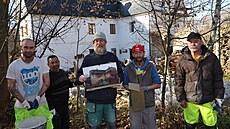 Mui z azylového domu Armády spásy v Krnov dobrovoln pomáhají s opravami...