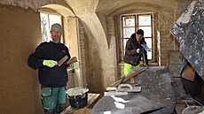 B�hem poslední leto�ní �ichty dobrovolníci pracovali na omítkách v nejstar�í...