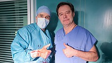 Herec Luká� Vaculík a MUDr. Milan Horn v seriálu No�ní operatér (2025)