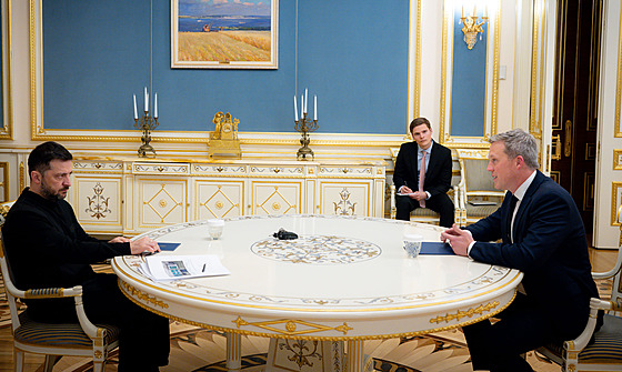 Ukrajinský prezident Volodymyr Zelenskyj a tajemník amerického ministra obrany...