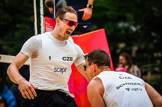 Ond�ej Peru�i� a David Schweiner slaví postup do �tvrtfinále na MS v plá�ovém...
