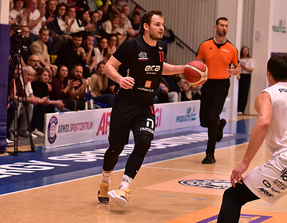 Jaromír Boha�ík z Nymburka b�hem utkání v D��ín�.