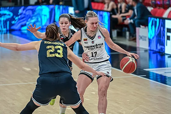 Ema Bláhová a Kate�ina Roko�ová z Levhartic Chomutov brání Gabiju Meskonyteovou...